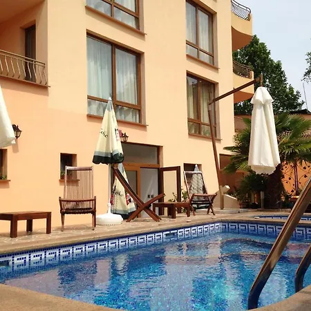 Хотел Family Hit 2*