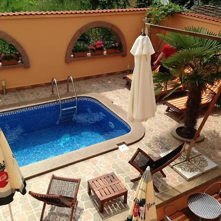 Хотел Family Hit